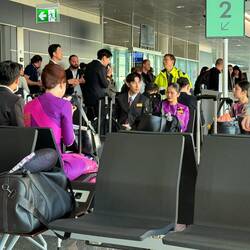 Die Crew wartet auch aufs Boarding 👩🏽‍✈️🧑🏽‍✈️😅✨