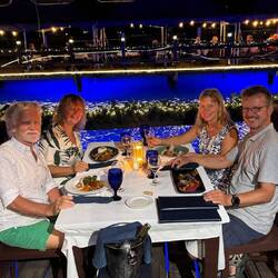 fein Essen gehen mit Adventsbeleuchtung 🤣