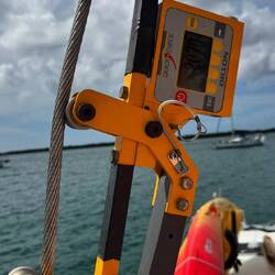 Messung der Wantenspannung. ob nachgespannt werden muss