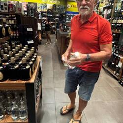 Peter sucht eine Flasche Wodka, weil er abends Moscow Mule anbieten wollte 😋