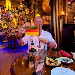 ...aufstehen zu Hymne war nicht gefragt...aber die Kellner wussten gleich wo's viel Trinkgeld gibt