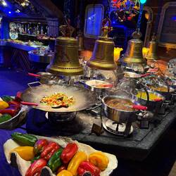 Marius Konzept: Essen bis zum Umfallen! Ein endloses Salat- und Warmbuffett.