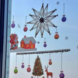 Auch die Fenster rund um den Strohstern aus Ludwigsburg sind thematisch dekoriert