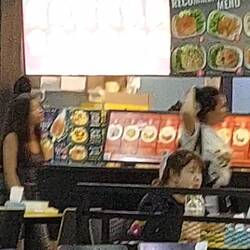 ImFoodcourt-Bereich des MBK Einkaufcenters: Keine Stille Nacht!