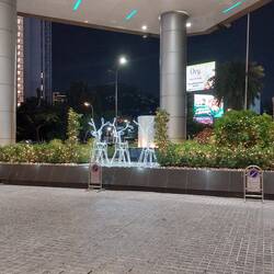 Abends vor dem Eingang des Pathumwan Princess-Hotels