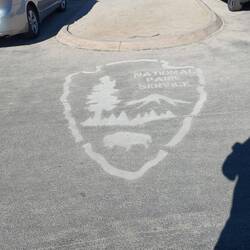Da hat ein Künstler mit Straßenmarkierungsfarbe das Emblem auf den Parkplatz "gemalt".