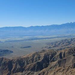 Die dunkle Erhebung ist der San Andreas Graben.