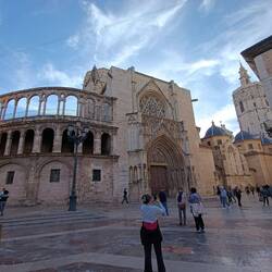 Katedrala, na temeljih mošeje, z vitražem davidove zvezde.