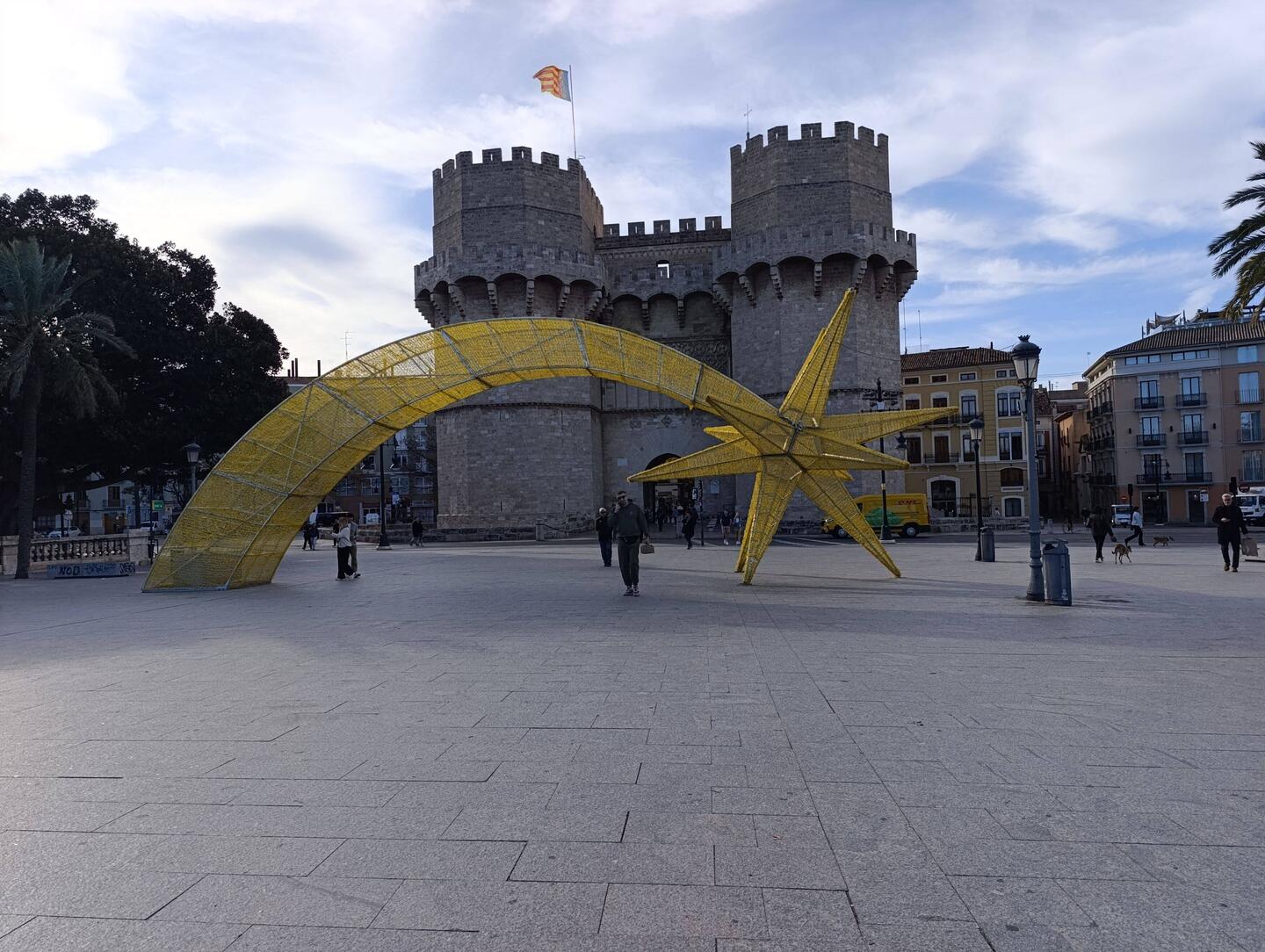 Rimski varovalni stolpi, kasneje v vsakem ječa, v enem za moške, v drugem za ženske.