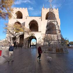 Stolpi so z notranje strani "votli", da jih ne bi mogli uporabiti nad lastnim prebivalstvom