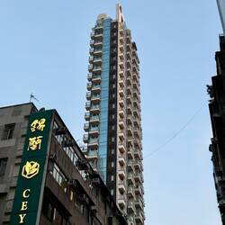 Die Wohnhäuser sind oft sehr schlank, damit auch alle (meist kleinen Wohnungen) Fenster haben.