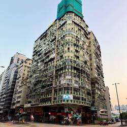 Standardhaus auf Kowloon. Alt und die Fassade mit Klimaanlagen und anderem behängt. Nicht schön.🤷🏻