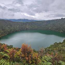 Rundherum waren Einheimische mit Feuer, in der Mitte des Sees der Häuptling mit Floß