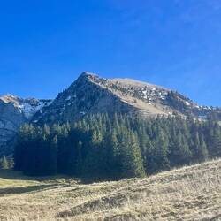 Links die Bergstation der Gondelbahn