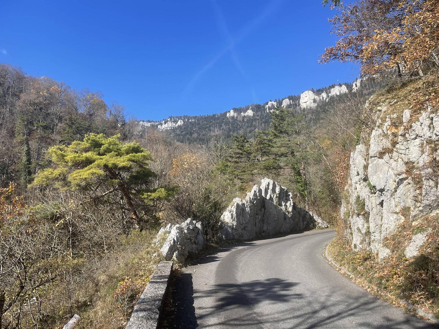Zuerst geht es auf der Strasse gemütlich hoch