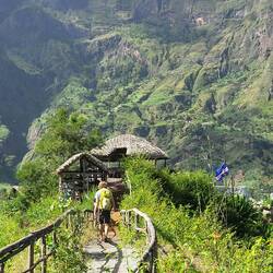 Wir werden zu unserem Tisch geführt.