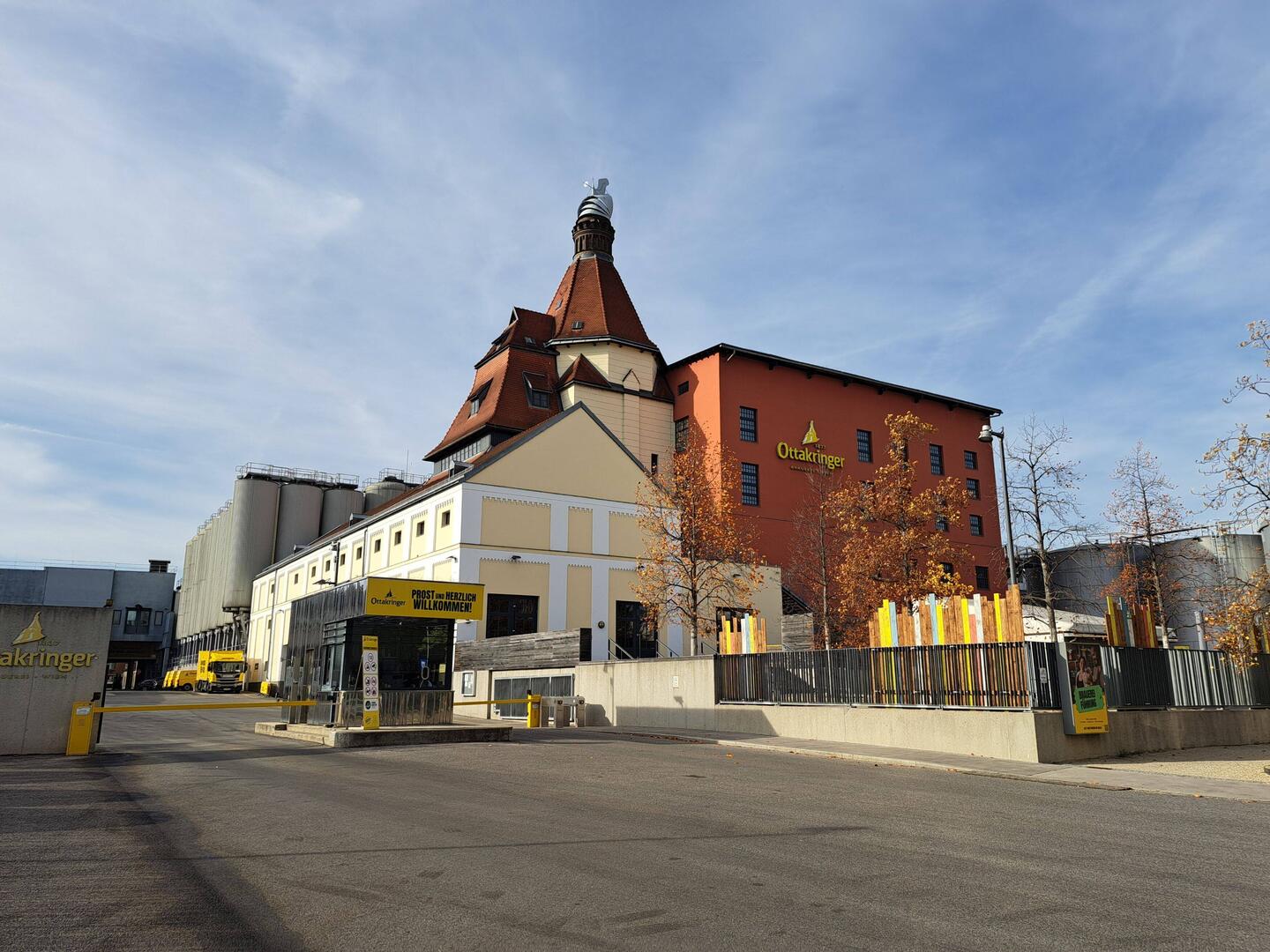 Das Brauereigelände im 16. Bezirk, höchstes Gebäude ist der Darrenturm.