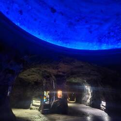Am Ende des Weges gibt es eine ausgehöhlte Kuppel, die den Himmel darstellen soll