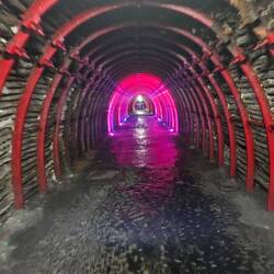 Hinab in das Bergwerk