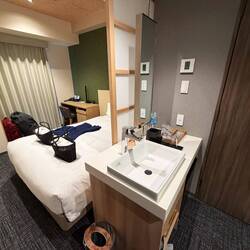 Zimmer mit Innenwaschbecken und Schlafanzug
