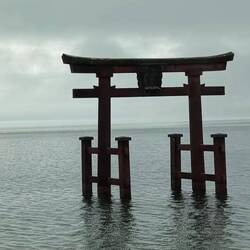 Tori im Biwa See, der Schrein steht am Ufer