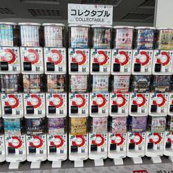 Überall Automaten, hier mit Spiel- und Sammelfiguren