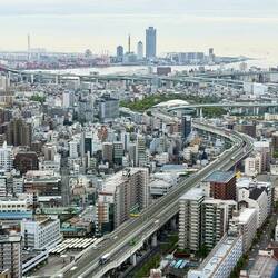 Osaka liegt am Meer, Hochstrassen und viele Brücken (Frühstück im 51. OG)