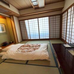 Mein Zimmer im Ryokan, zumindest innen schön, draußen große Kreuzung, das Bad Mini im düsteren Kelle