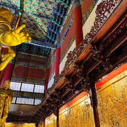 Auf den umlaufenden Holztafeln werden buddhistische Geschichten erzählt.