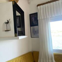 Der Spiegel reflektiert die aufgehende Sonne direkt ins etwas höher stehende Bett des Meisters