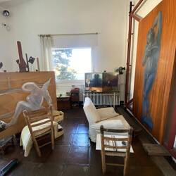 Die Konstruktion an der wand erlaubt es, auch großformatige Werke bequem zu malen