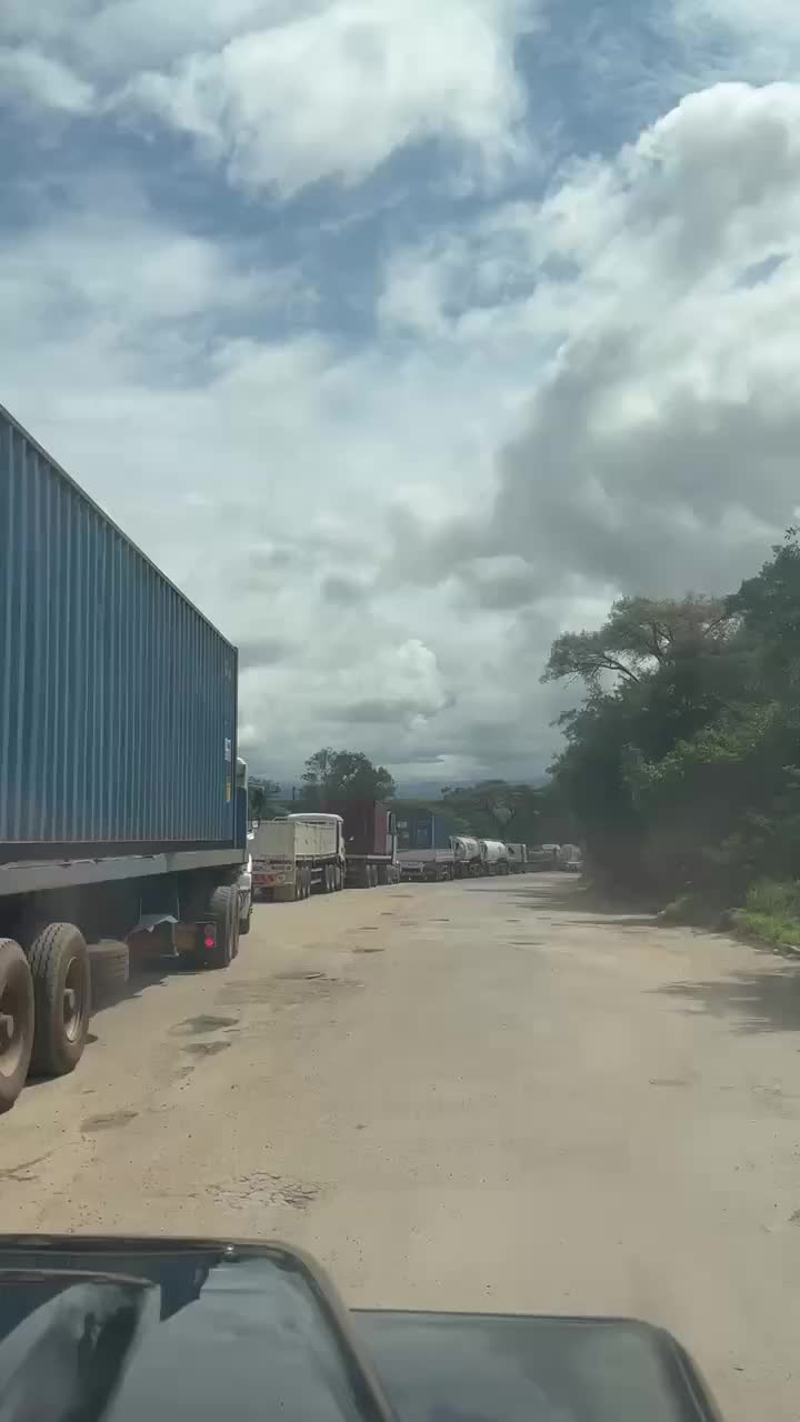 Ein paar Trucks möchten auch über die Grenze...😳