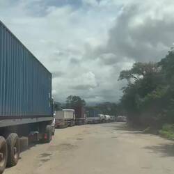Ein paar Trucks möchten auch über die Grenze...😳
