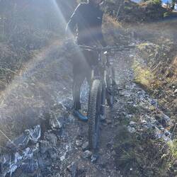 Af steilem Pfad runter in den Muntiggrabe