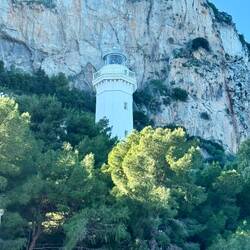 Der Leuchtturm, am Felsen gebaut