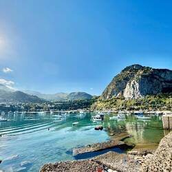 Der Ort liegt hinter dem Felsen (rechts)