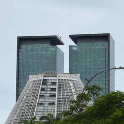 Die Kirche ohne Hut. Ein Kegelstumpf als Kathedrale. S'isch halt was modernes.