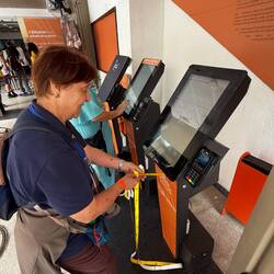 Ticketasisstent für Silvia. Am Sonntag hat sie 24köpfige Gruppe. Sie holt schon mal Tickets.