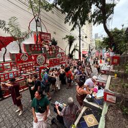 Jetzt ist die Treppe Kult. Jeder der will, darf sich verewigen.