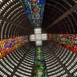 Die vier Säulen der Christenheit, abgebildet in den Glaswänden.