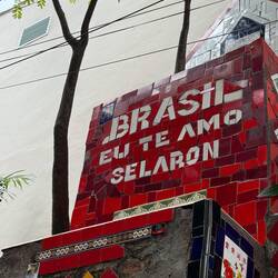 Die Treppe war so hässlich, dass er beschloss sie mit Kacheln zu verschönern.