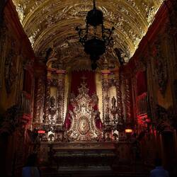 Grundmaterial Holz. Mit Gold belegt. In Cusco (Peru) war das alles pures Gold!!!