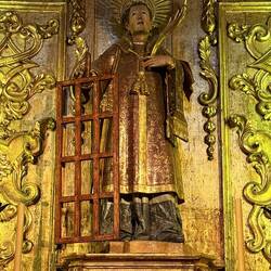 Markenzeichen: Grillrost! Warum? Der Arme wurde auf einen Rost gespannt und gegrillt! Mr. BBQ! 🍖