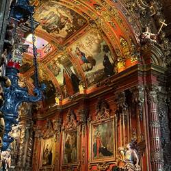 Schön und prunkvoll ist sie schon die Kirche.