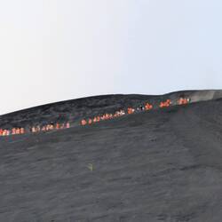 Cerro Negro bekannt für's Sandboarding, Abends kommen noch drei Busse, vorbei mit da Rua