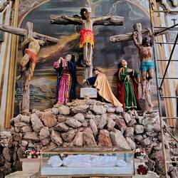 ... ebenso wie die ganz schön drastisch dargestellte Kreuzigungsszene.