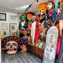 Und innen drin gibt's für wirklich jede Gelegenheit das passende Outfit 👰😈💀👹🎃