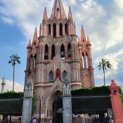 ... wurde später verfremdet (ca. 1890), angeblich durch Postkarten vom Ulmer Münster inspiriert.