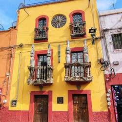 ... und Holzschmuck an den Fassaden