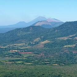Im Hintergrund die Vulkane Telica und San Cristobal